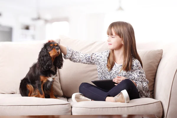 Ragazza accarezzando il suo animale domestico — Foto Stock