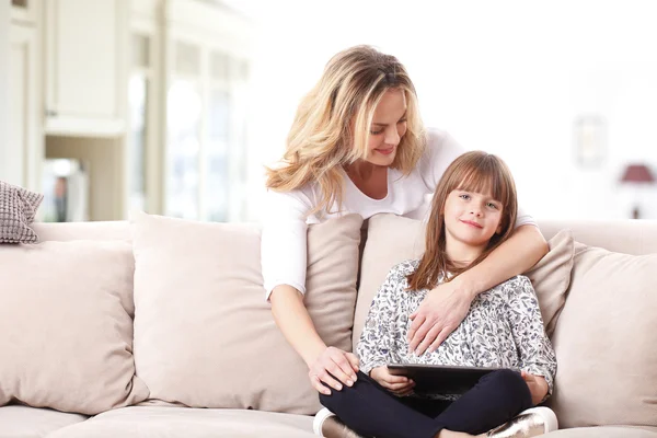 Madre e figlia utilizzando tablet digitale — Foto Stock