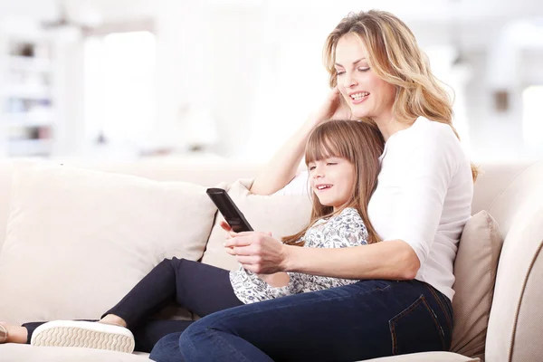 ребёнок на диване вид сзади. телевизор смотрим с дочкой. мама в телевизоре. мама на диване смотрит телевизор. мама с дочкой смотрят телевизор.