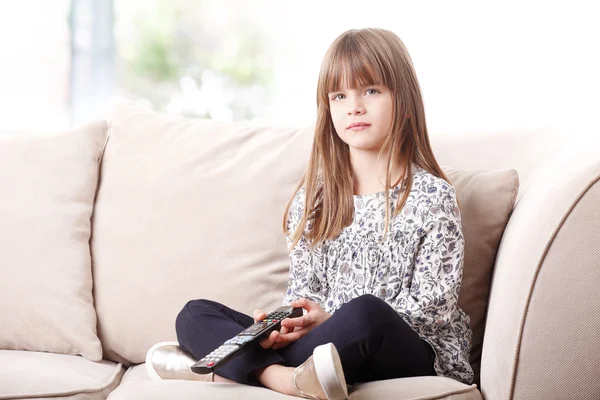 Κορίτσι βλέποντας τηλεόραση στο σπίτι — Φωτογραφία Αρχείου
