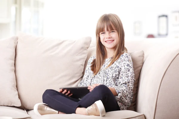 Ragazza in possesso di tablet digitale — Foto Stock