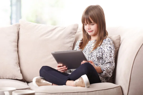 Bambina utilizzando un tablet digitale — Foto Stock