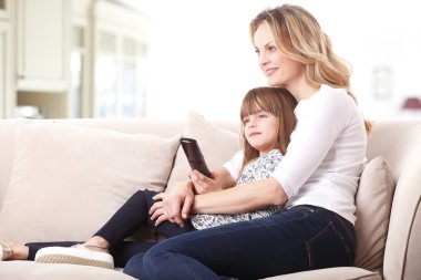 Anne ve kızı tv izleme