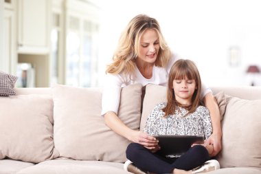 Anne ve kızı dijital tablet vasıl arıyorsunuz.