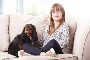 onun kral şarlatan İspanyol ile oturan kız