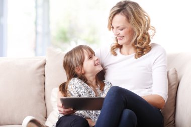 Anne ve kızı dijital tablet kullanma