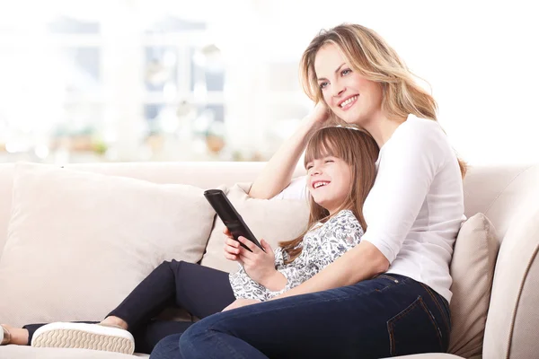 Anne ve kızı tv izleme — Stok fotoğraf