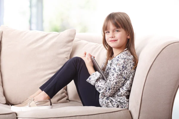 Ragazza in possesso di tablet digitale — Foto Stock