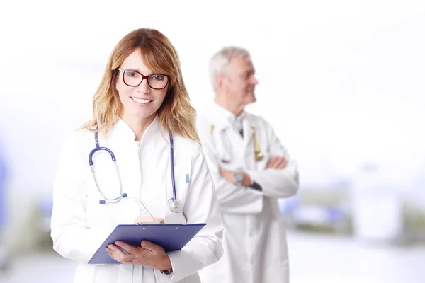 Médico feminino e médico sênior em pé — Fotografia de Stock