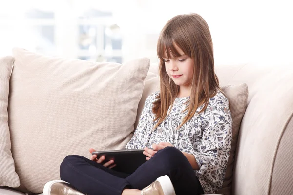 Dziewczyna za pomocą cyfrowego tabletu — Zdjęcie stockowe