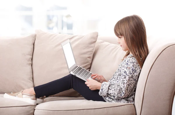 Klein meisje met laptop — Stockfoto