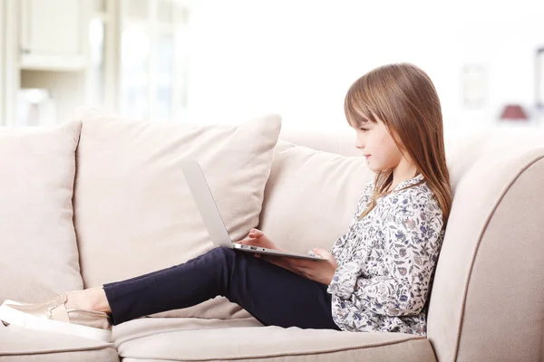 Ragazza utilizzando il computer portatile — Foto Stock