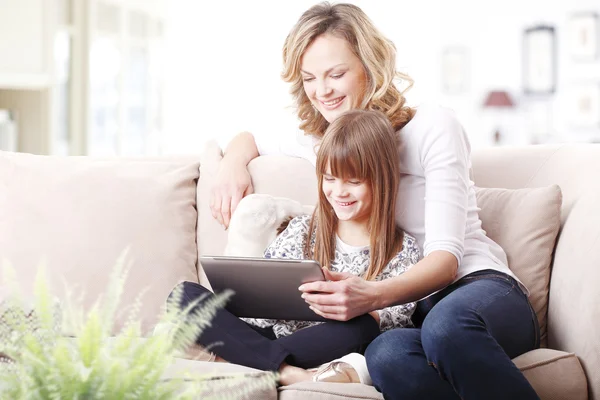 Mor och dotter som använder tabletten — Stockfoto