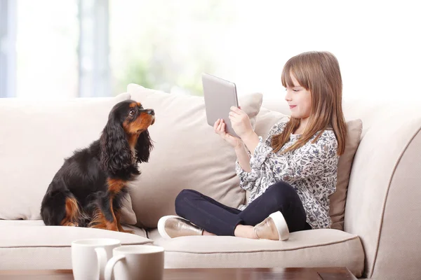 Meisje bedrijf in handen van een digitale tablet — Stockfoto