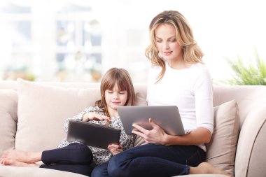 Anne ve kızı dijital tablet kullanma.