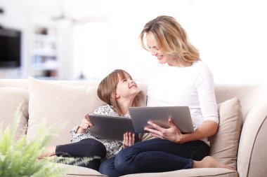 Anne ve kızı dijital tablet kullanma.