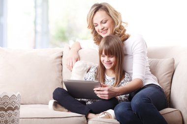 Anne ve kızı tablet vasıl arıyorsunuz.