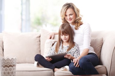 Anne ve kızı tablet vasıl arıyorsunuz.