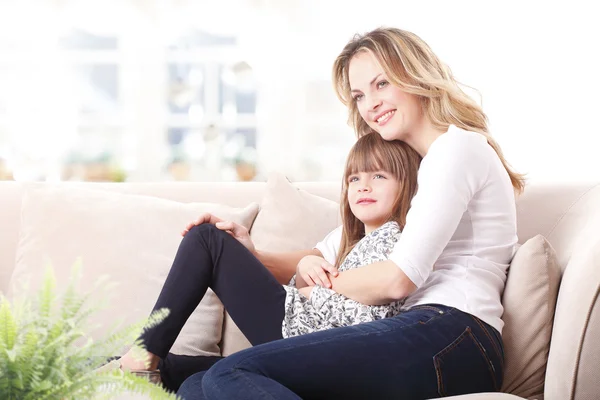 Mãe abraçando sua filha bonito — Fotografia de Stock