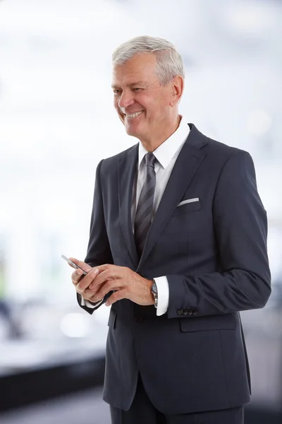 Geschäftsmann benutzt sein Handy — Stockfoto