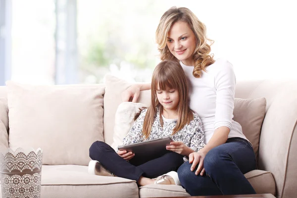 Mère et fille regardant la tablette . — Photo