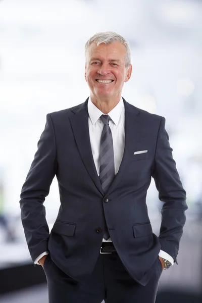 Managing director standing — Stock Photo, Image