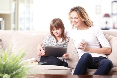 Anne ve kızı dijital tablet kullanma.