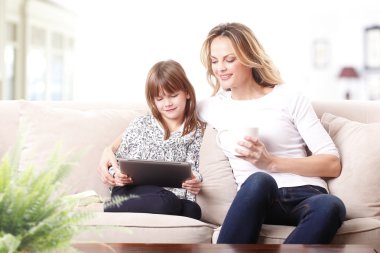 Anne ve kızı dijital tablet kullanma.