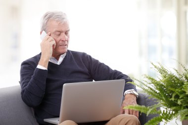 dizüstü bilgisayar kullanan adam