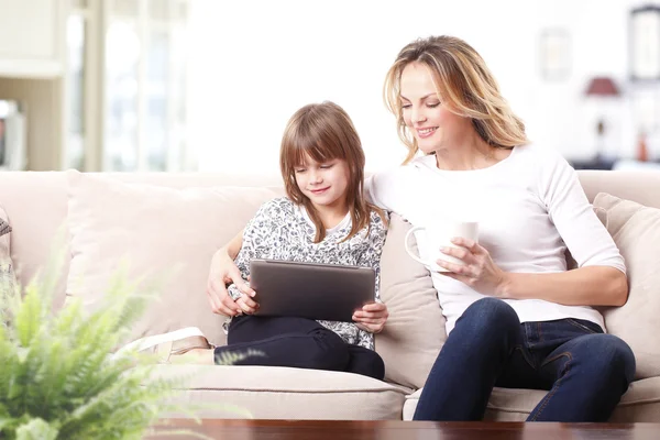 Moeder en dochter met behulp van digitale Tablet PC. — Stockfoto