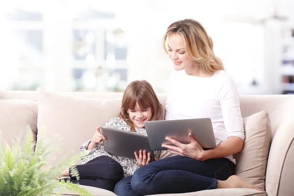 Madre e hija usando tableta — Foto de Stock