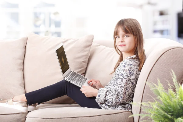 Bambina utilizzando il computer portatile — Foto Stock