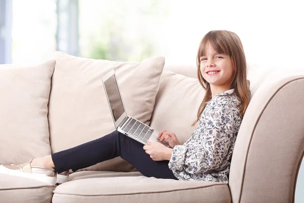 Dizüstü bilgisayar kullanan küçük kız — Stok fotoğraf