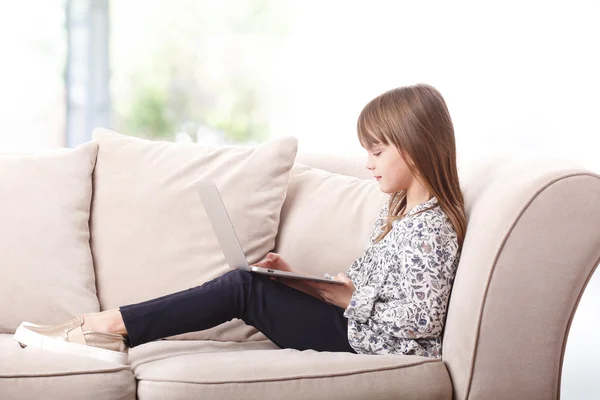 Klein meisje met laptop — Stockfoto