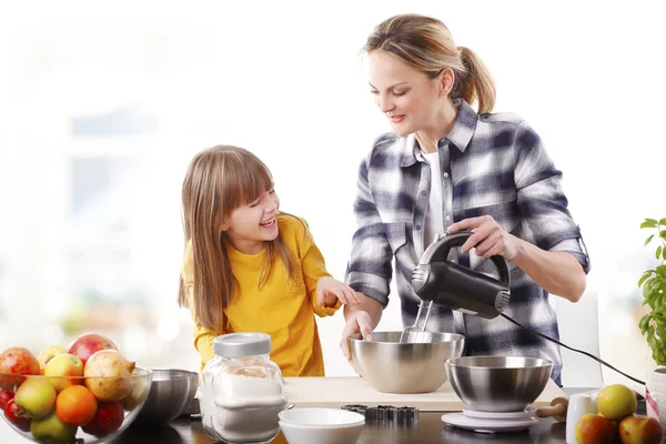 Mother and her cute daughter baking — Stock Photo, Image