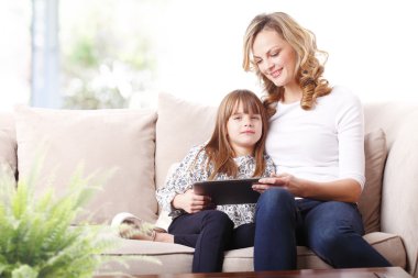 Anne ve kızı dijital tablet kullanma