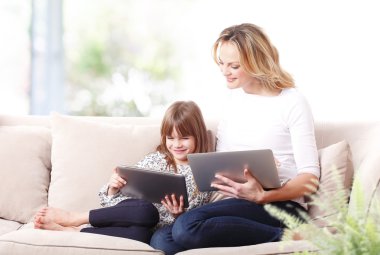 Dijital tablet onun elinde tutan kız