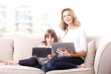 Dijital tablet onun elinde tutan kız