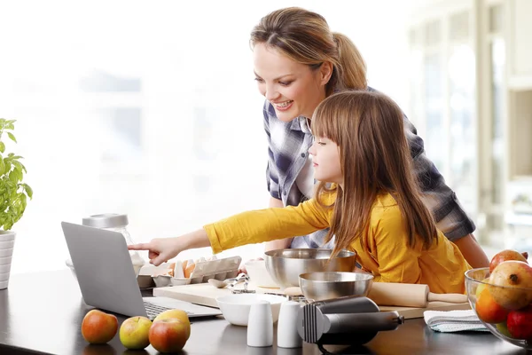 Niña y su madre horneando — Foto de Stock