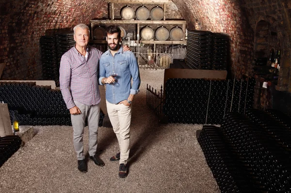 Winemaker ve genç sommelier ayakta — Stok fotoğraf