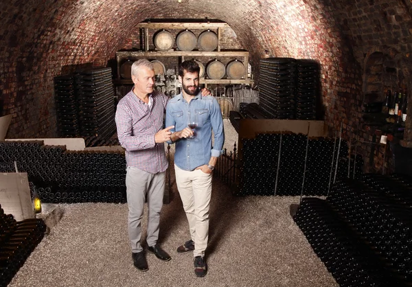 Winemaker ve genç sommelier ayakta — Stok fotoğraf