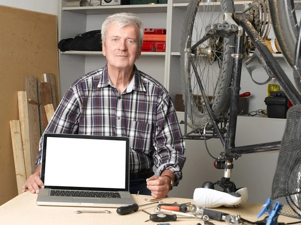 Man aan het werk in zijn werkplaats — Stockfoto