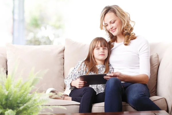 Mãe e filha usando tablet digital — Fotografia de Stock