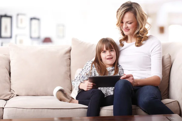 Mãe e filha usando tablet — Fotografia de Stock