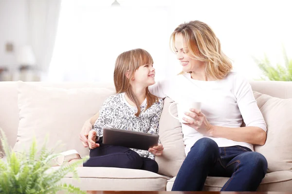 Mãe e filha usando tablet — Fotografia de Stock