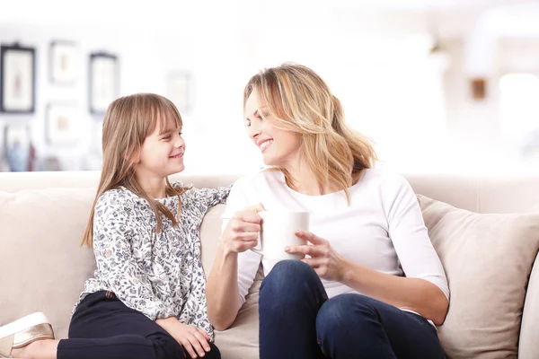 Mãe e daugther olhando uns aos outros . — Fotografia de Stock