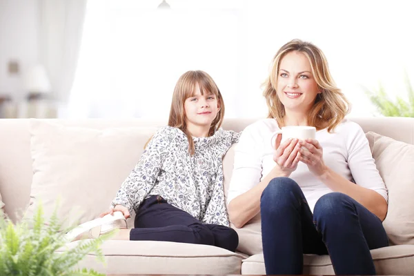 Madre y adorable hija sentada —  Fotos de Stock