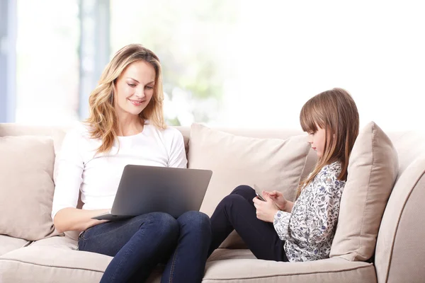 Madre e hija sentadas — Foto de Stock