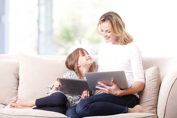 Mädchen hält ein digitales Tablet in der Hand — Stockfoto