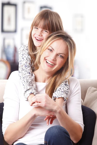 Madre e il suo cutie figlia seduta — Foto Stock